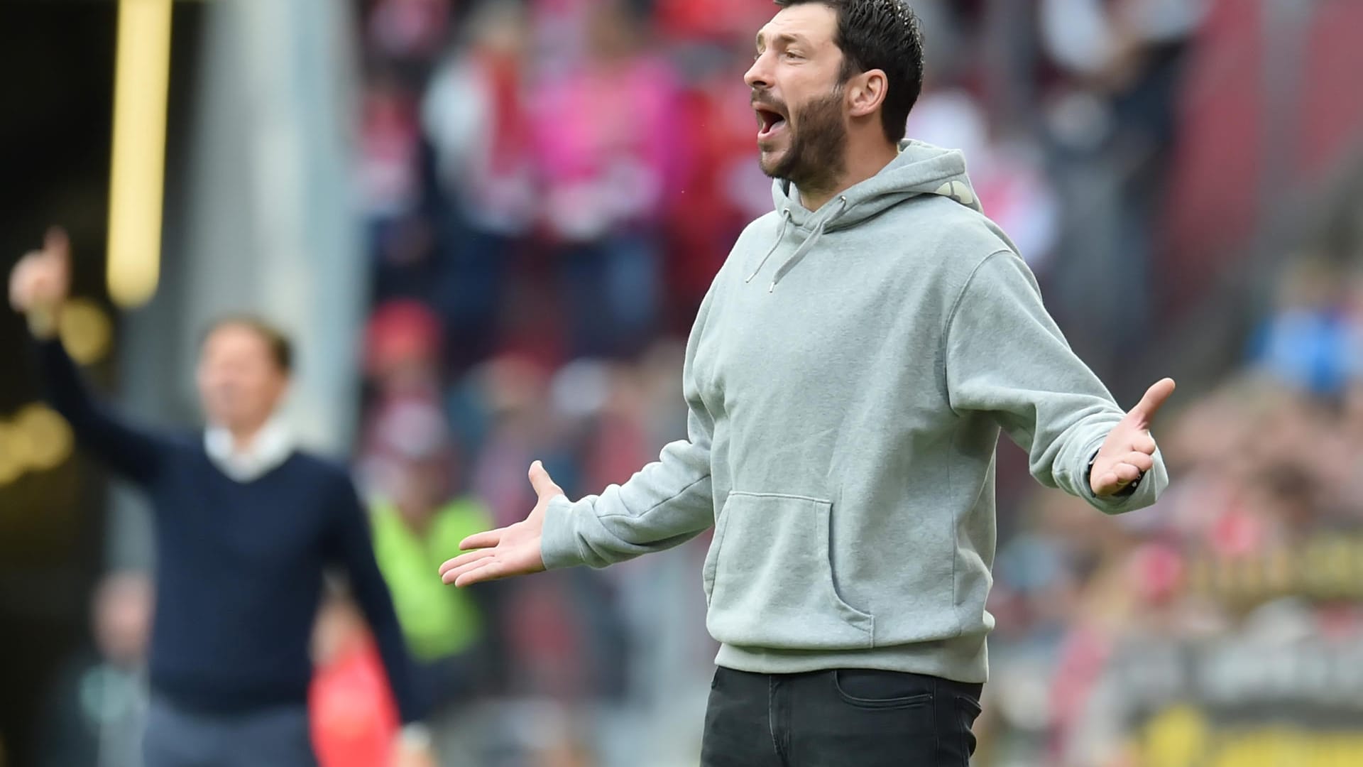 Sandro Schwarz beim Spiel gegen Wolfsburg: In der Opel Arena in Mainz holte er sich die Gelb-Rote-Sperre.