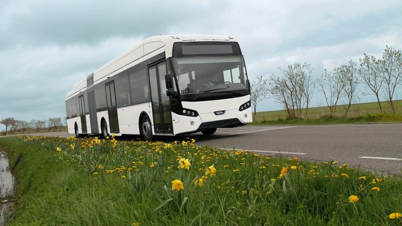 Ein Bus auf einer Straße: Kiel soll ab 2020 mehrere E-Busse bekommen.