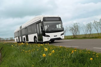 Ein Bus auf einer Straße: Kiel soll ab 2020 mehrere E-Busse bekommen.