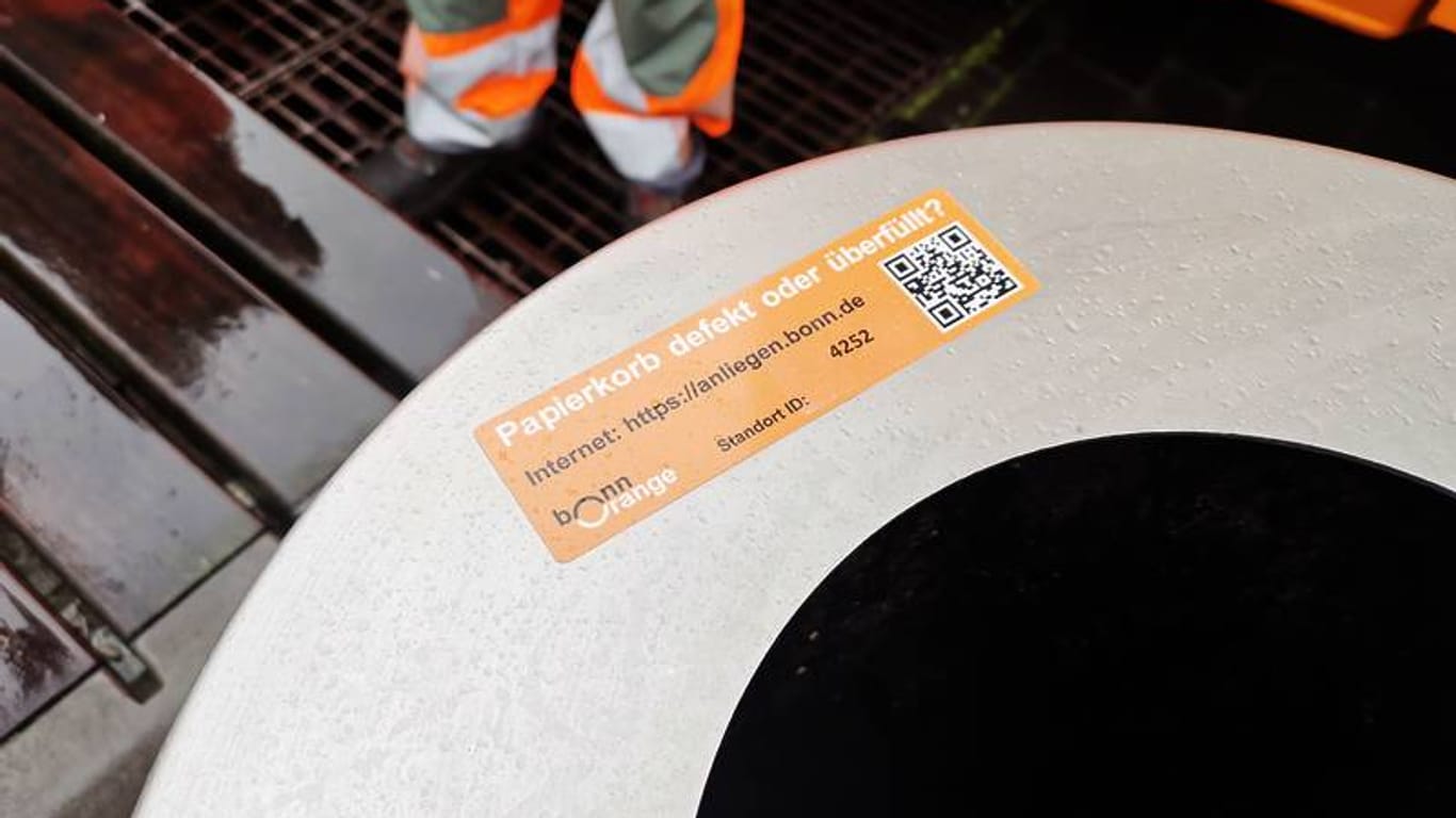 Mit QR-Code ausgestatteter Papierkorb in Bonn: bonnorange sorgt so für mehr Sauberkeit im Stadtgebiet.