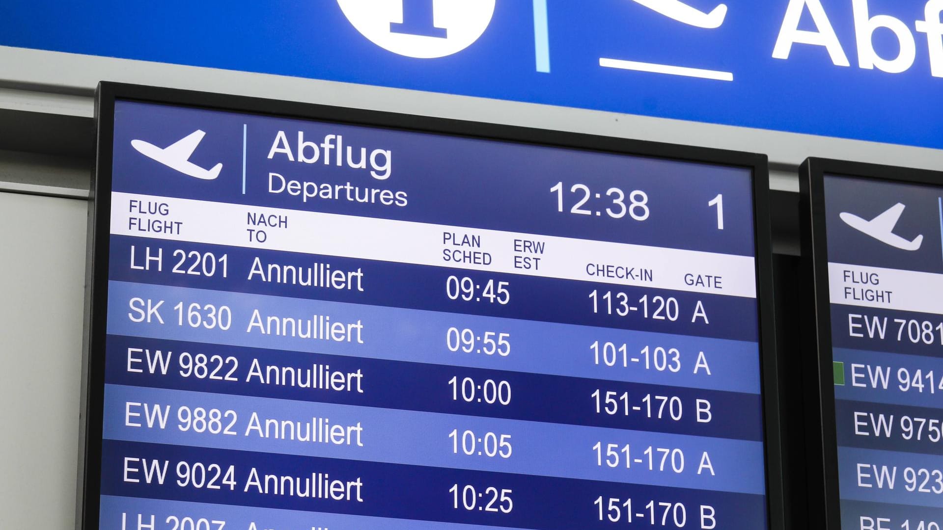 Anzeigetafel mit annullierten Flügen: Bei Flugausfällen steht Passagieren oft eine Entschädigung zu – sie halbiert sich allerdings unter bestimmten Umständen.