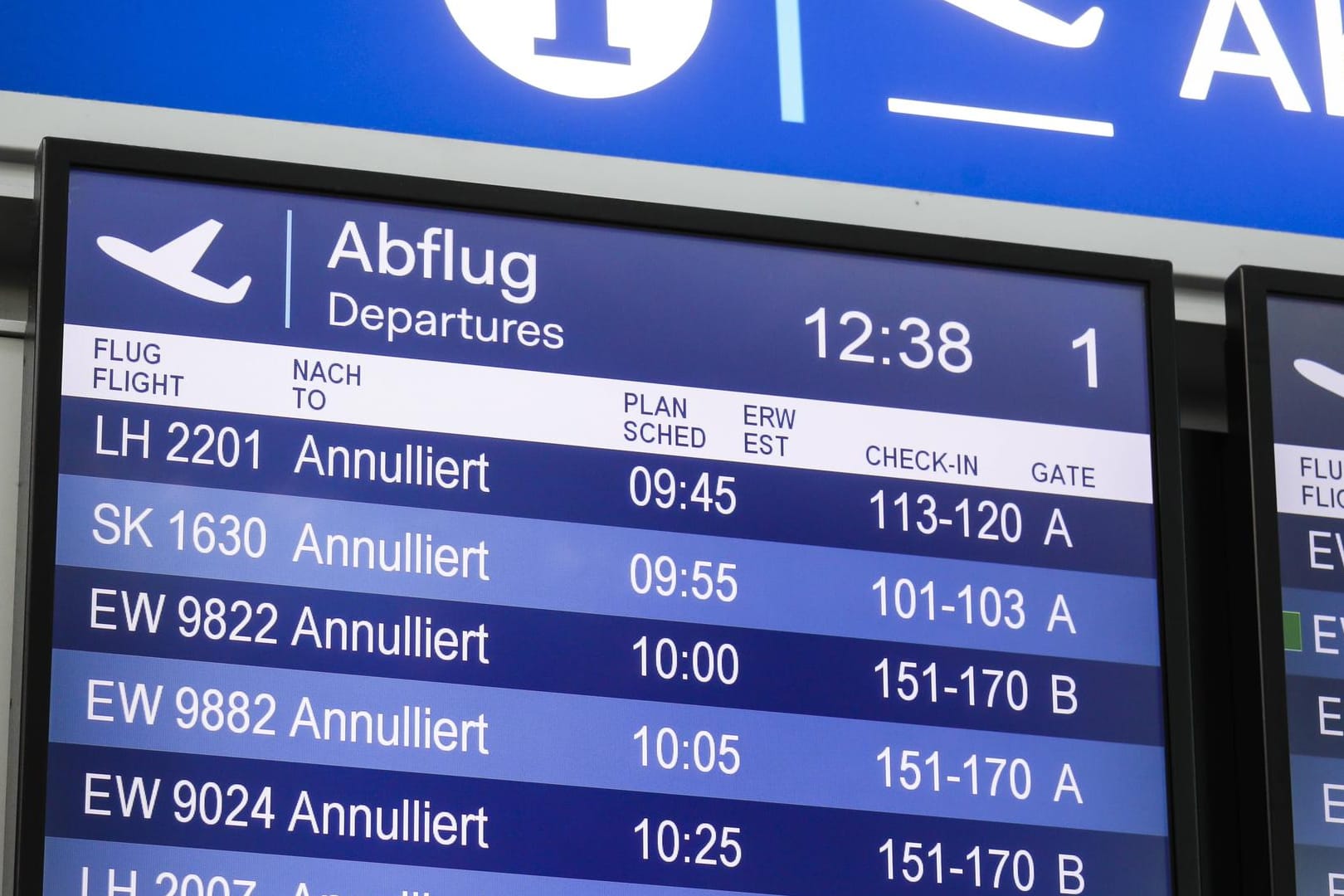 Anzeigetafel mit annullierten Flügen: Bei Flugausfällen steht Passagieren oft eine Entschädigung zu – sie halbiert sich allerdings unter bestimmten Umständen.