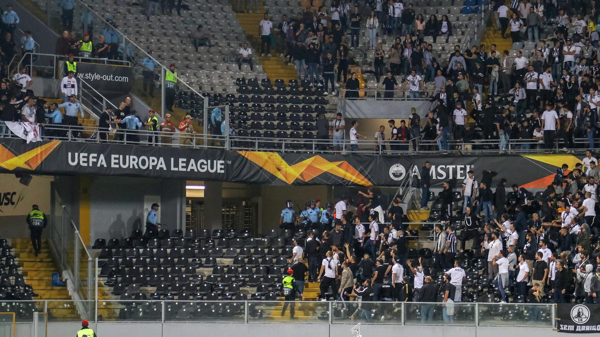 Frankfurt-Fans im Stadion von Vitoria Guimaraes: Eintracht Frankfurt droht eine Strafe durch die Uefa.