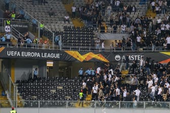 Frankfurt-Fans im Stadion von Vitoria Guimaraes: Eintracht Frankfurt droht eine Strafe durch die Uefa.