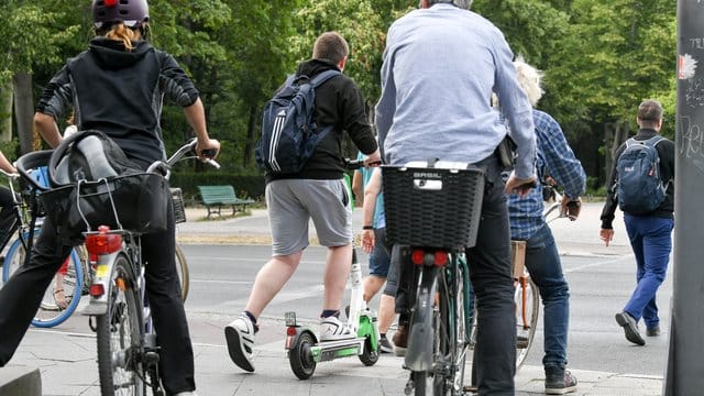 Es wird noch enger in den Städten: E-Tretroller konkurrieren mit Autos, Radfahrern und Fußgängern. Es wird noch enger in den Städten: E-Tretroller konkurrieren mit Autos, Radfahrern und Fußgängern.