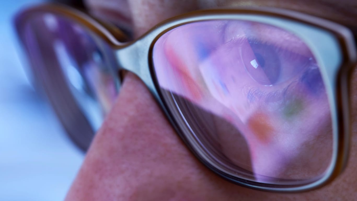 Ein Mann mit Brille: Mehr als eine Milliarde Menschen weltweit müssen nach Angaben der WHO mit Sehbeeinträchtigungen leben.
