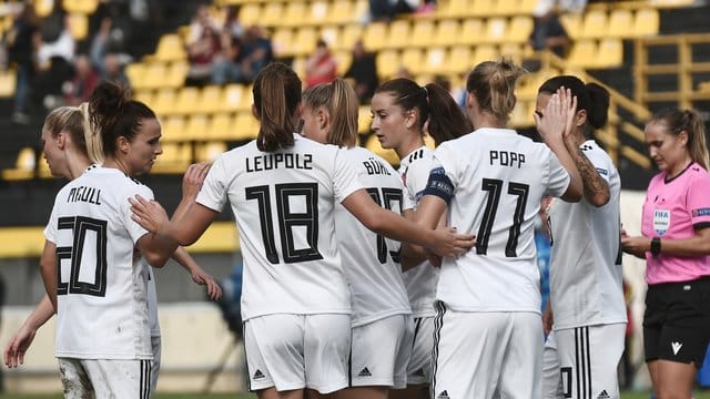 Die DFB-Frauen feiern ihren Kantersieg gegen Greichenland.