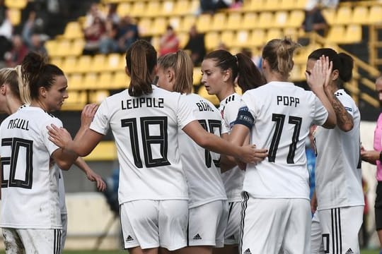 Die DFB-Frauen feiern ihren Kantersieg gegen Greichenland.