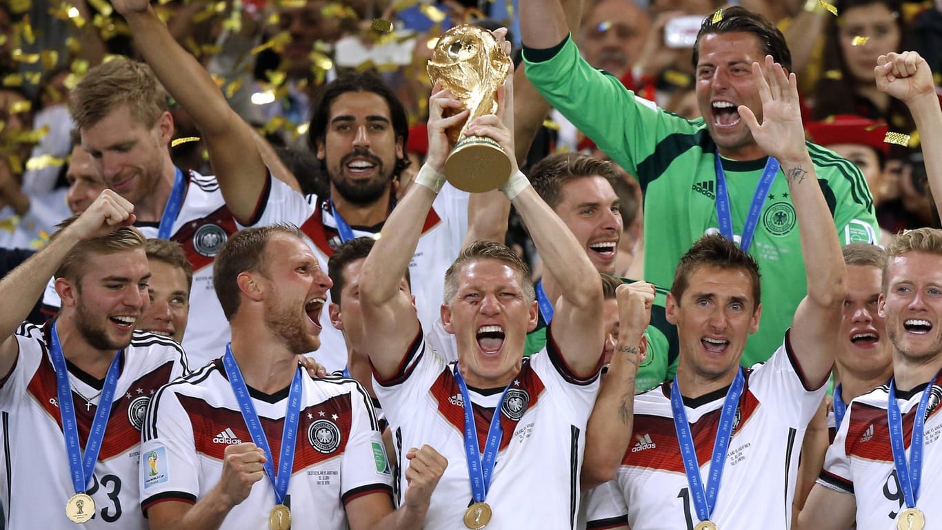 Der wohl größte Moment seiner Karriere: Bastian Schweinsteiger reckt den WM-Pokal 2014 in den Himmel Brasiliens.