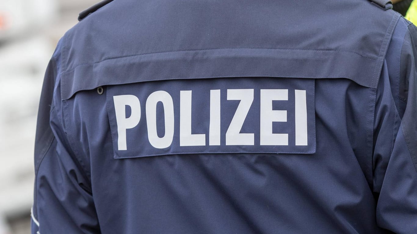 Polizei-Schriftzug auf der Dienstkleidung: In Köln wurden am Montag zwei mutmaßliche Drogendealer festgenommen. Ein Polizist wurde dabei schwer verletzt.