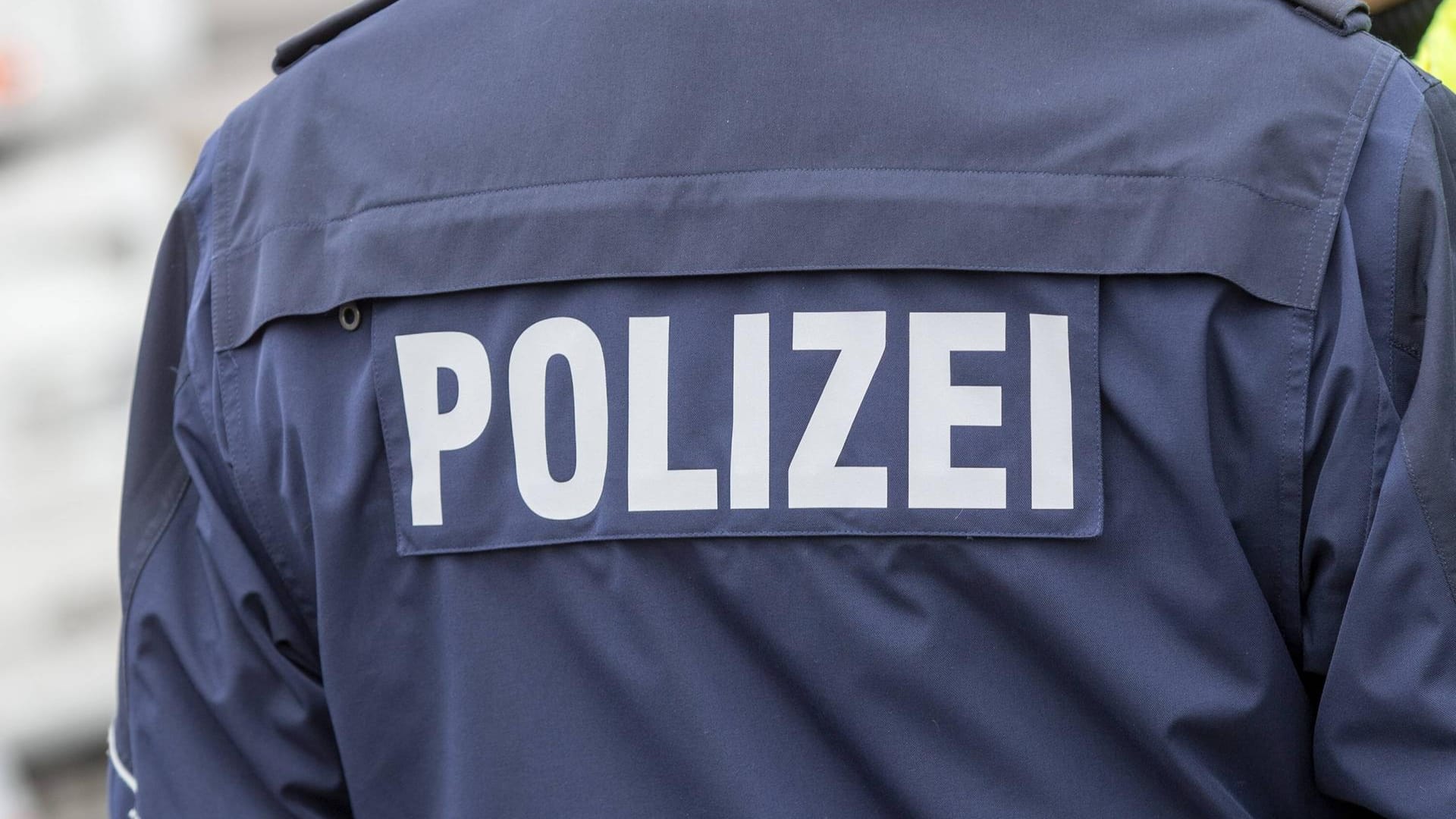 Polizei-Schriftzug auf der Dienstkleidung: In Köln wurden am Montag zwei mutmaßliche Drogendealer festgenommen. Ein Polizist wurde dabei schwer verletzt. Polizei-Schriftzug auf der Dienstkleidung: In Köln wurden am Montag zwei mutmaßliche Drogendealer festgenommen. Ein Polizist wurde dabei schwer verletzt.