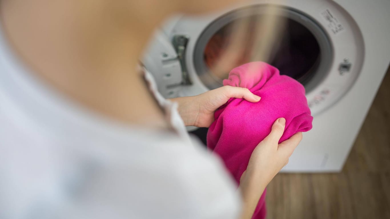 Sportkleidung waschen: Besonders bei hochwertiger Funktionswäsche gilt es einiges zu beachten.