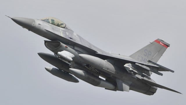 Ein US-Kampflugzeug vom Typ F-16 Falcon startet auf der Airbase Spangdahlem.