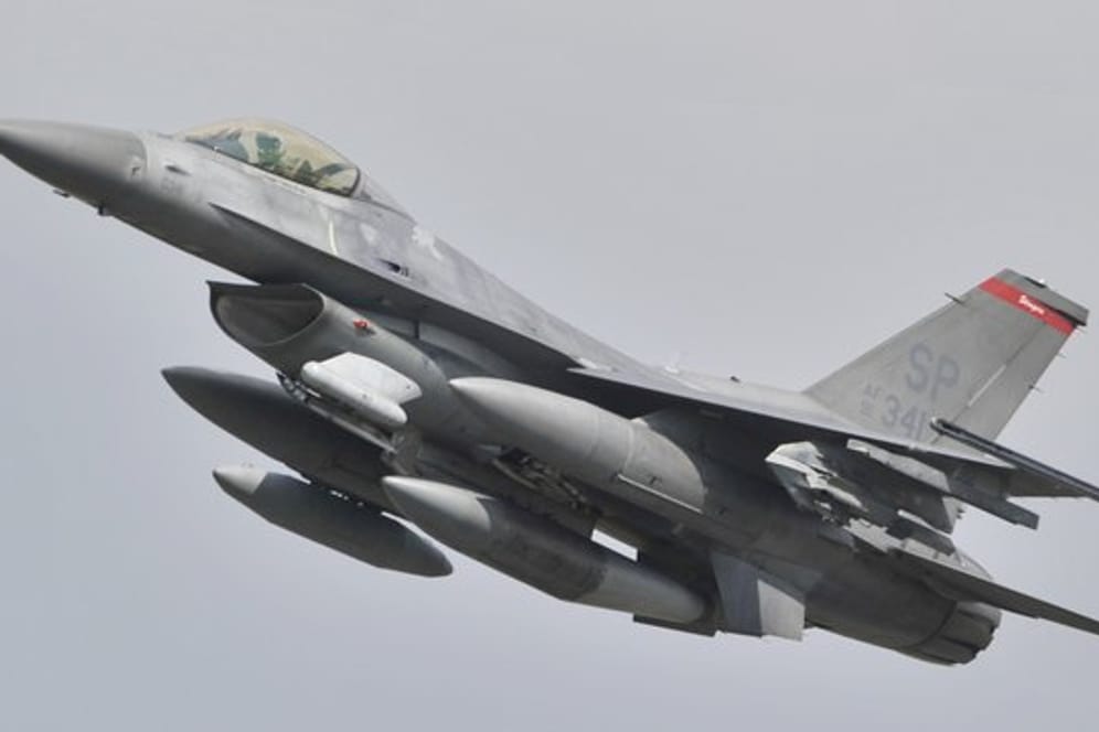 Ein US-Kampflugzeug vom Typ F-16 Falcon startet auf der Airbase Spangdahlem.