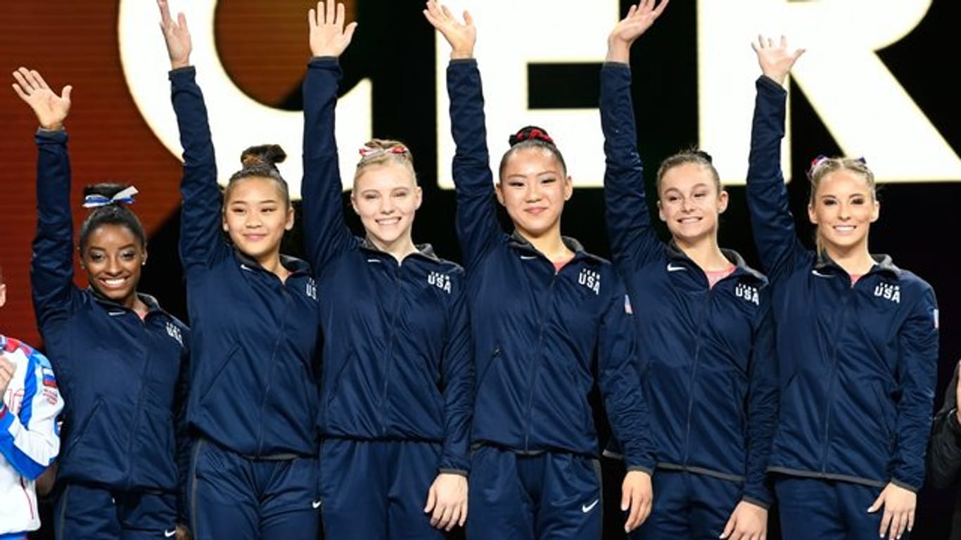 Die US-Turnerinnen um Simone Biles (l) feiern in Stuttgart den WM-Titel.