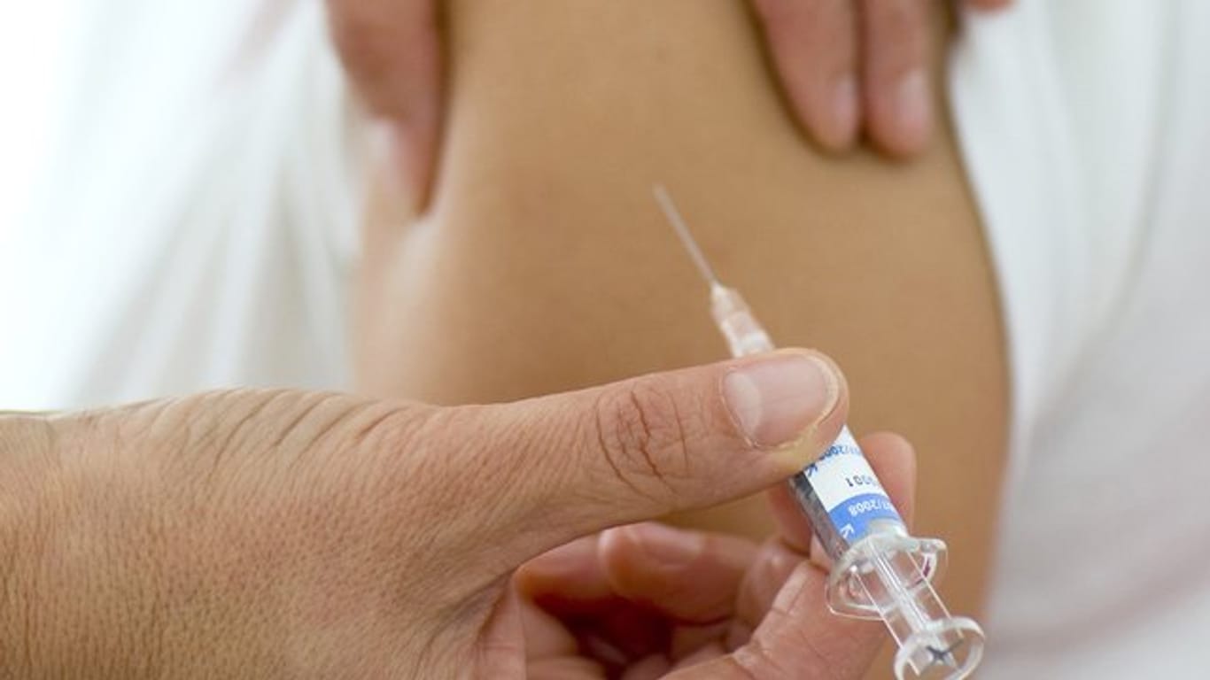 Nicht nur Mädchen, auch Jungen sollten sich laut Experten gegen krebsauslösende Humane Papillomviren impfen lassen.