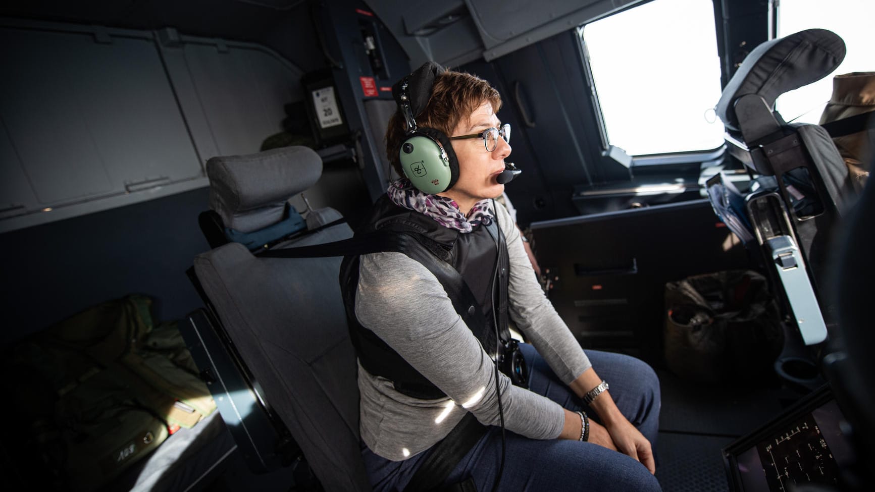 Annegret Kramp-Karrenbauer während des Fluges nach Mali: Am Rande eines Truppenbesuchs in Westafrika äußerte sich die Verteidigungsministerin auch zu der Lage im Nahen Osten.