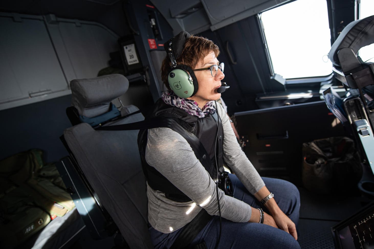 Annegret Kramp-Karrenbauer während des Fluges nach Mali: Am Rande eines Truppenbesuchs in Westafrika äußerte sich die Verteidigungsministerin auch zu der Lage im Nahen Osten.