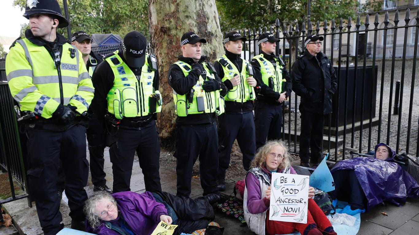 Aktivisten und Polizisten in London: Sicherheitsleute hatten die Aktivisten gegenüber dem britischen Premier Johnson als "unkooperative Krustentiere" bezeichnet.