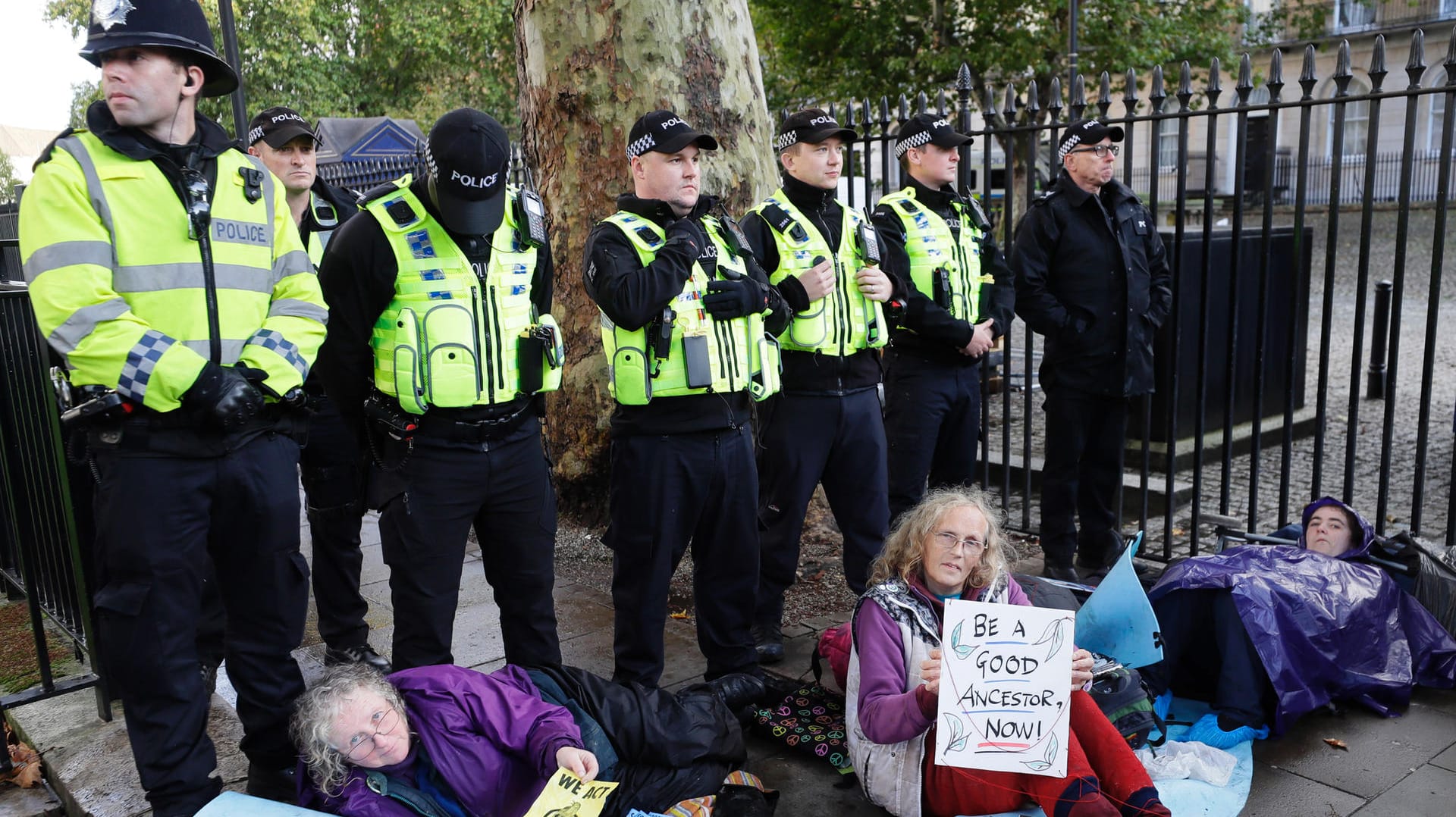 Aktivisten und Polizisten in London: Sicherheitsleute hatten die Aktivisten gegenüber dem britischen Premier Johnson als "unkooperative Krustentiere" bezeichnet.