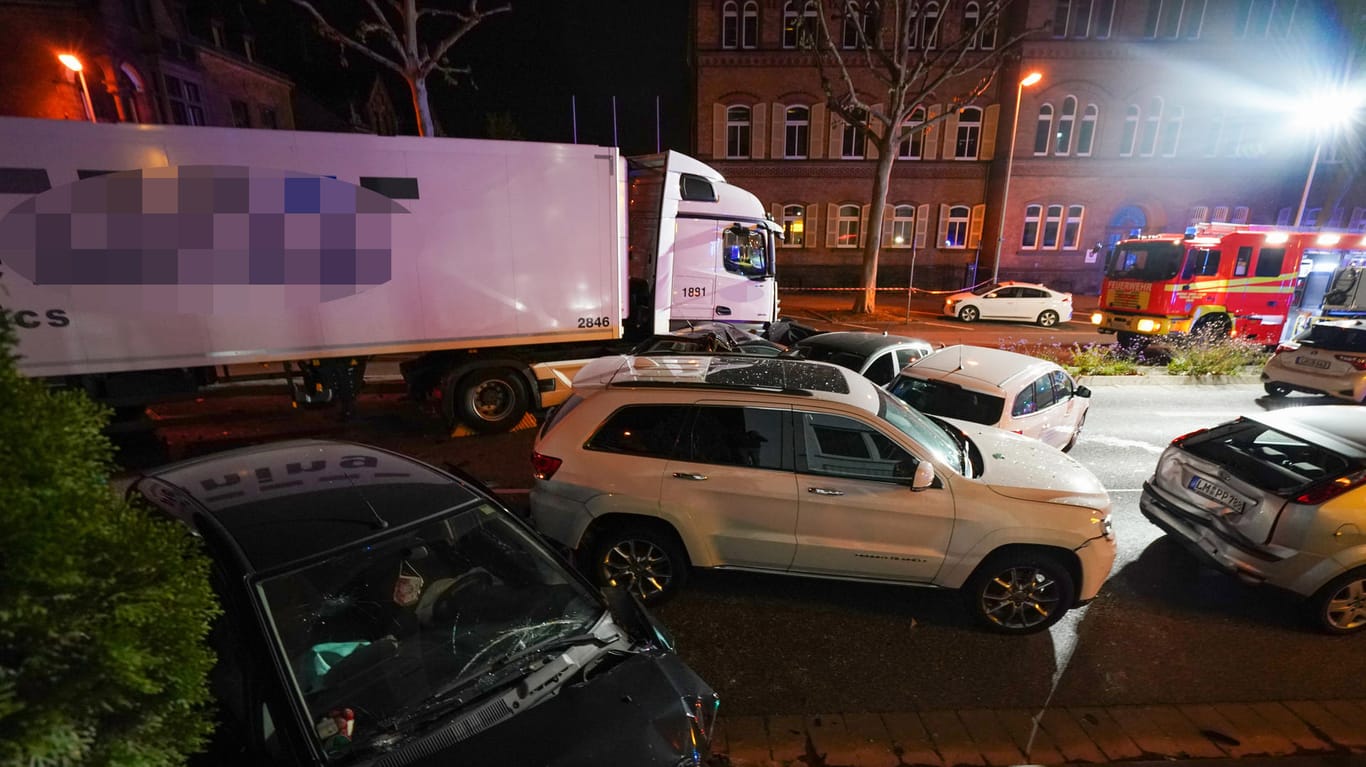 Limburg/Lahn: Ein Lastwagen ist im hessischen Limburg auf mehrere vor einer roten Ampel vor dem Landgericht stehende Fahrzeuge aufgefahren.