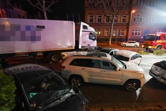 Limburg/Lahn: Ein Lastwagen ist im hessischen Limburg auf mehrere vor einer roten Ampel vor dem Landgericht stehende Fahrzeuge aufgefahren.
