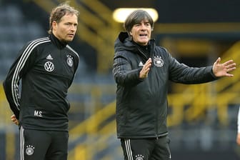 Bundestrainer Joachim Löw diskutiert mit Assistent Marcus Sorg: Die Situation vor dem Argentinien-Test ist angespannt.