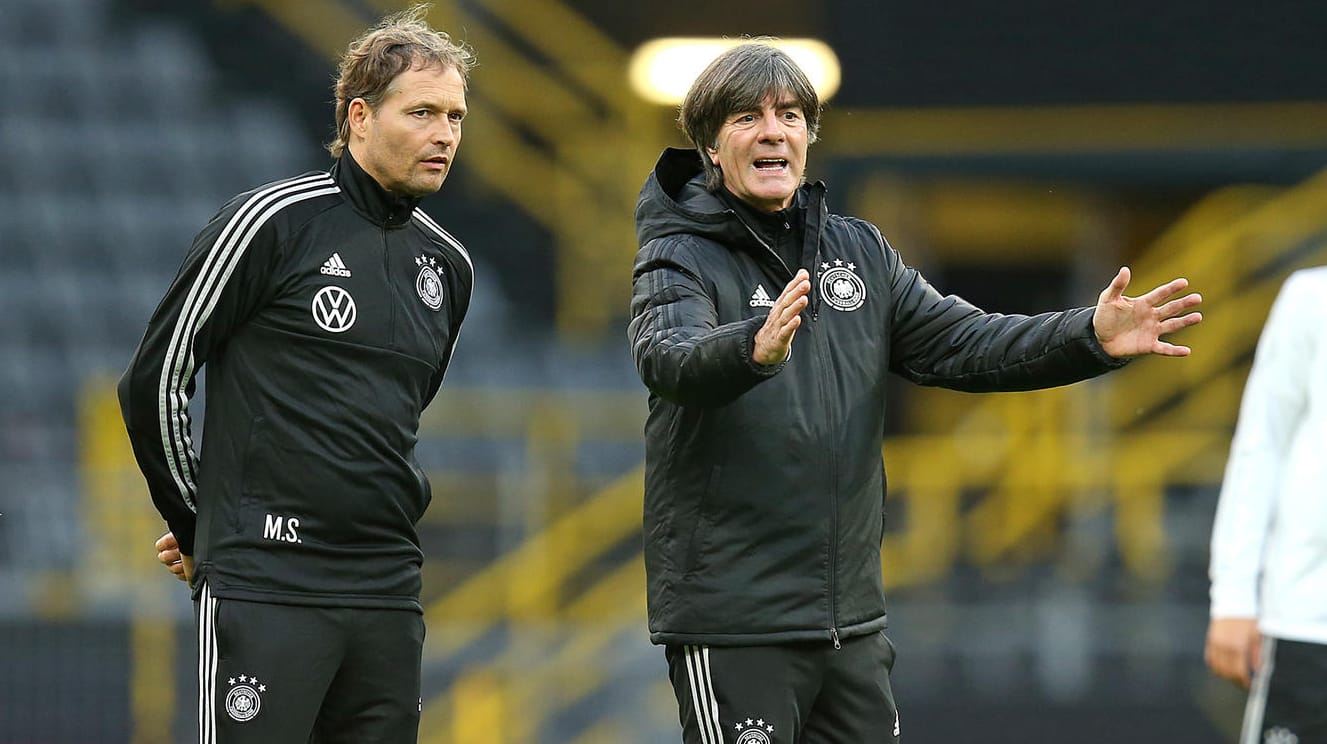 Bundestrainer Joachim Löw diskutiert mit Assistent Marcus Sorg: Die Situation vor dem Argentinien-Test ist angespannt.