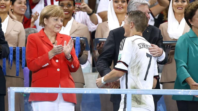 Gratulierte 2014 in Brasilien nach dem gewonnen Finale: Bundeskanzlerin Angela Merkel applaudiert Bastian Schweinsteiger.
