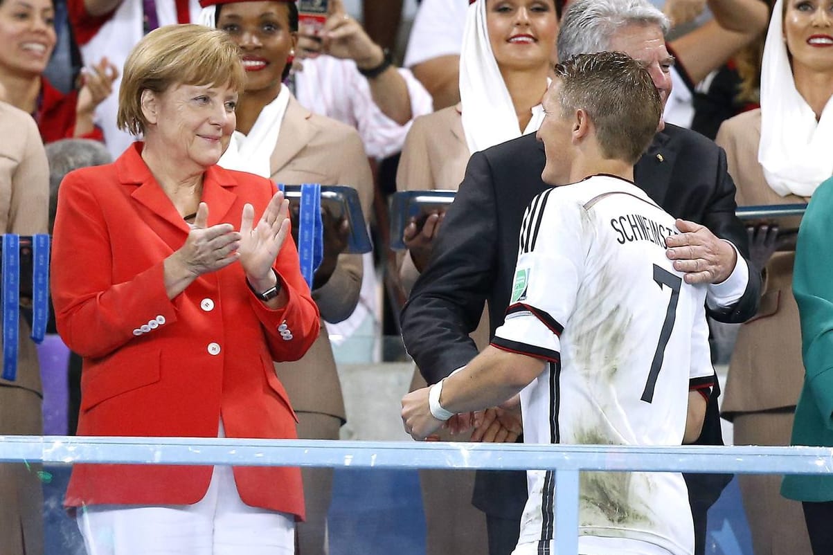 Gratulierte 2014 in Brasilien nach dem gewonnen Finale: Bundeskanzlerin Angela Merkel applaudiert Bastian Schweinsteiger.