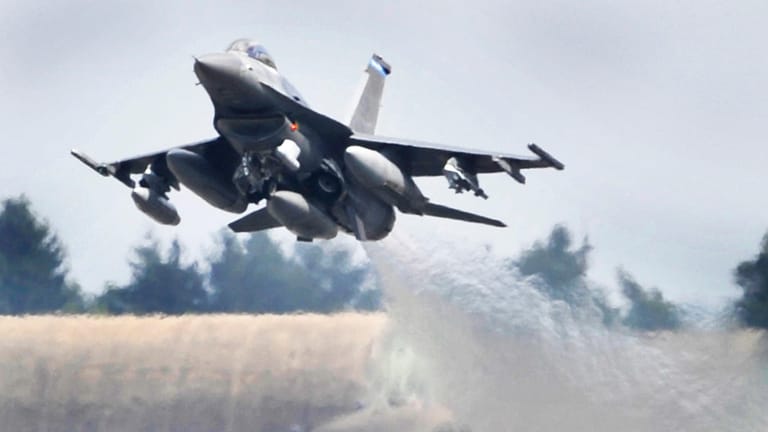 Spangdahlem: Ein US-Kampflugzeug vom Typ F-16 Falcon startet auf der Airbase. Ein US-Militärflugzeug gleichen Typs ist am Dienstag nahe Trier abgestürzt.