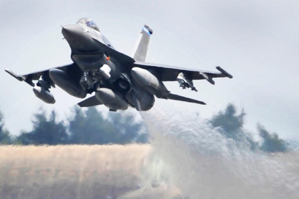 Spangdahlem: Ein US-Kampflugzeug vom Typ F-16 Falcon startet auf der Airbase. Ein US-Militärflugzeug gleichen Typs ist am Dienstag nahe Trier abgestürzt.