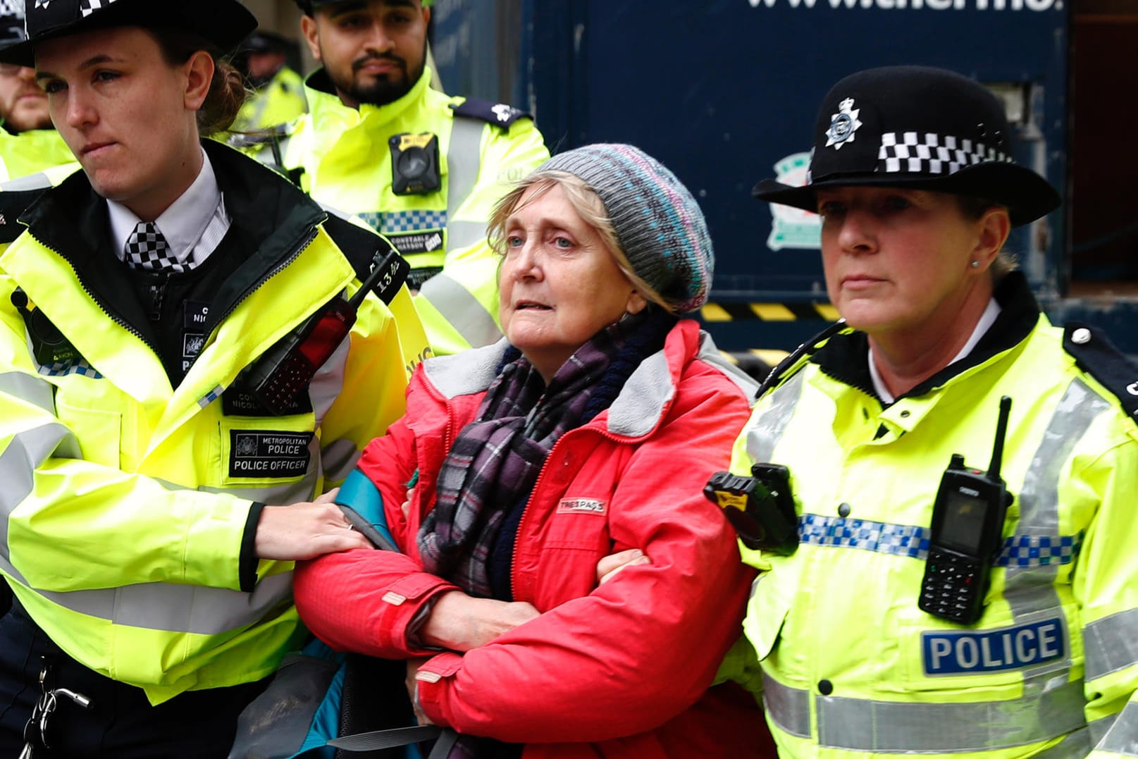 Eine Klimaktivistin wird in London von der Polizei abgeführt.