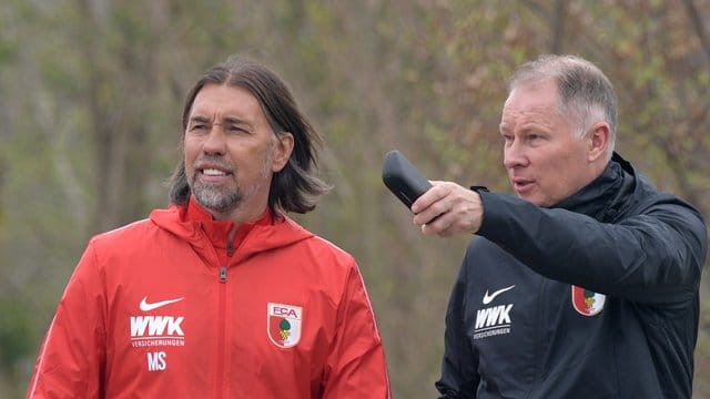 Bekommt von Stefan Reuter (r) Rückendeckung: FCA-Coach Martin Schmidt. Bekommt von Stefan Reuter (r) Rückendeckung: FCA-Coach Martin Schmidt.