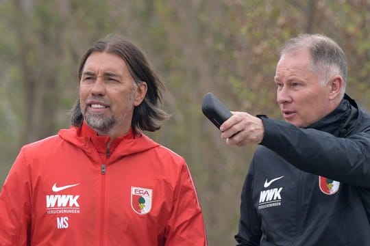 Bekommt von Stefan Reuter (r) Rückendeckung: FCA-Coach Martin Schmidt.
