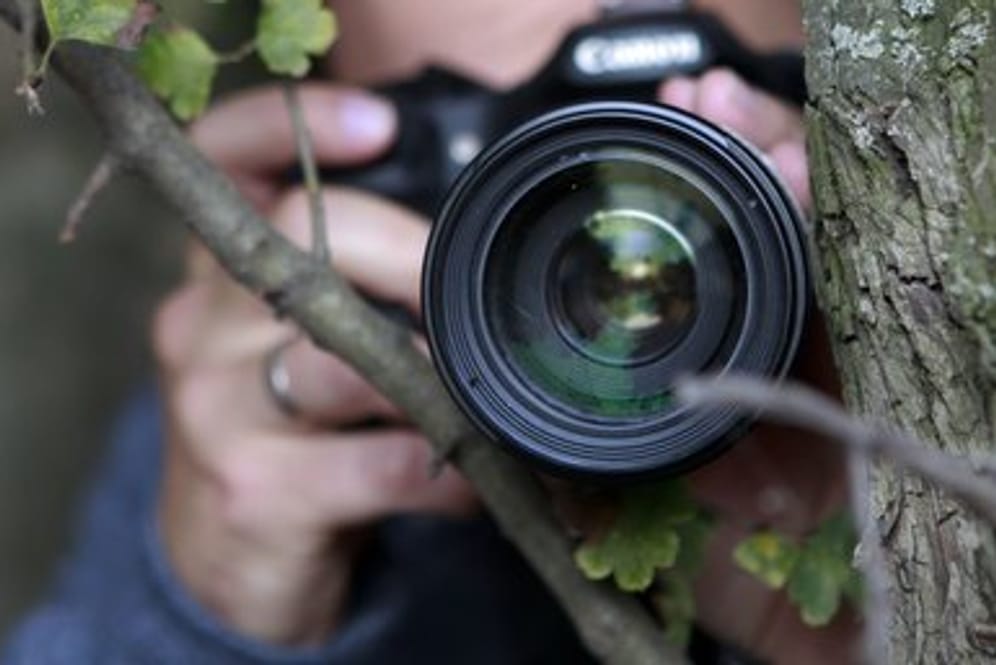 Ein Privatdetektiv bei der Arbeit: Detektive ermitteln für Firmen oder Privatpersonen – dabei müssen sie sich aber an geltendes Recht halten.