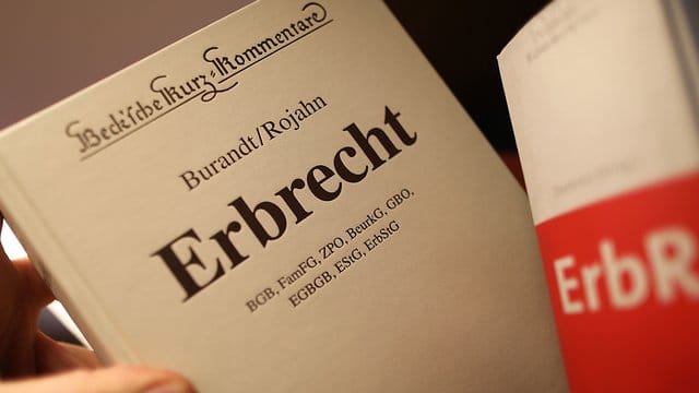 Geht der Nachlass an eine Erbengemeinschaft über, darf darüber auch nur gemeinsam verfügt werden - auch wenn die Nachfolge eines Miterben zeitweise ungeklärt bleibt. Geht der Nachlass an eine Erbengemeinschaft über, darf darüber auch nur gemeinsam verfügt werden - auch wenn die Nachfolge eines Miterben zeitweise ungeklärt bleibt.