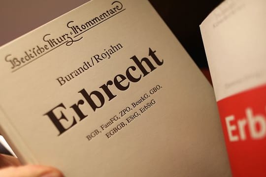 Geht der Nachlass an eine Erbengemeinschaft über, darf darüber auch nur gemeinsam verfügt werden - auch wenn die Nachfolge eines Miterben zeitweise ungeklärt bleibt. Geht der Nachlass an eine Erbengemeinschaft über, darf darüber auch nur gemeinsam verfügt werden - auch wenn die Nachfolge eines Miterben zeitweise ungeklärt bleibt.