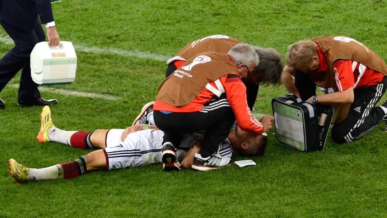 Die Mannschaftsärzte flicken Bastian Schweinsteiger während des WM-Finales 2014.