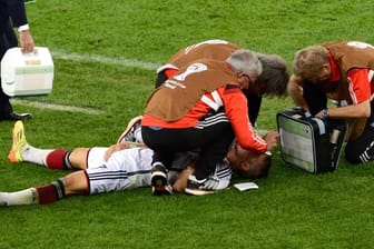 Die Mannschaftsärzte flicken Bastian Schweinsteiger während des WM-Finales 2014.