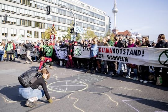 Aktivisten der Bewegung "Extinction Rebellion" blockieren den Mühlendamm im Zentrum von Berlin.