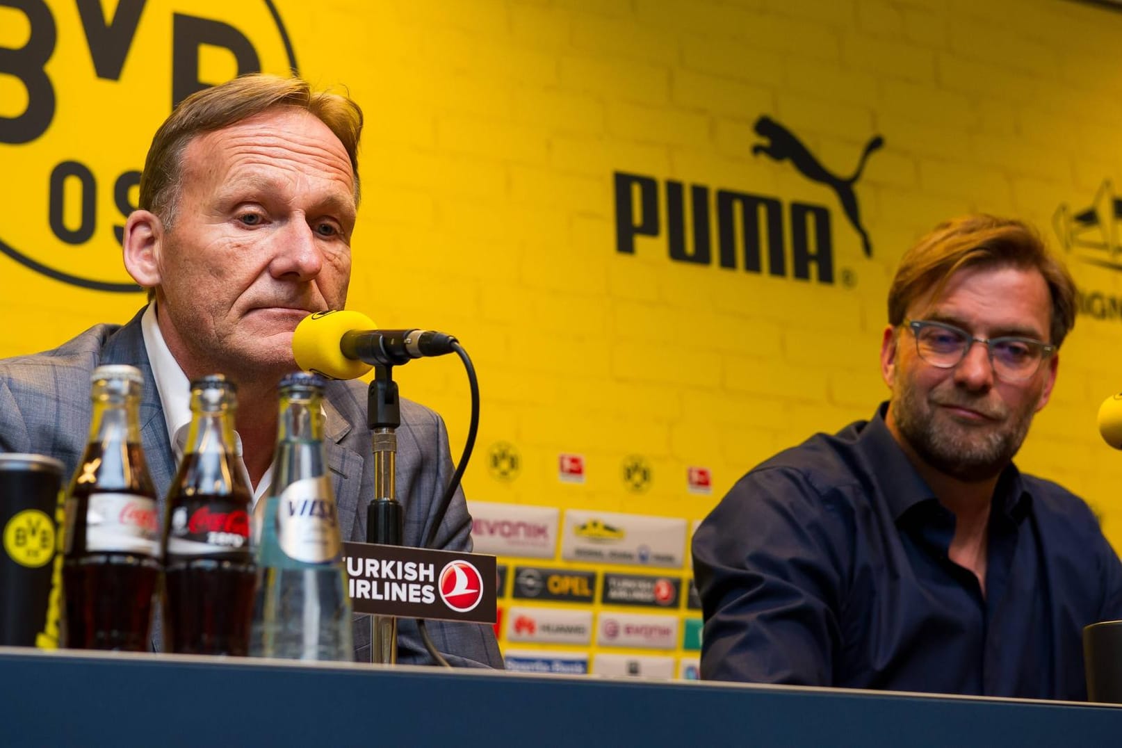 Im April 2015 gab Jürgen Klopp mit Hans-Joachim Watzke bekannt, als BVB-Trainer aufzuhören.