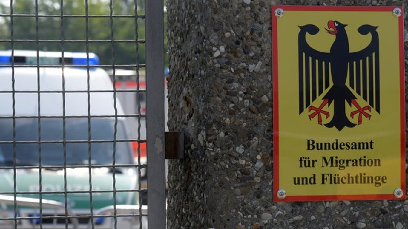 Betroffen von den Drohschreiben waren den Angaben nach auch Ankerzentren in Bayern.