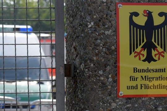 Betroffen von den Drohschreiben waren den Angaben nach auch Ankerzentren in Bayern.