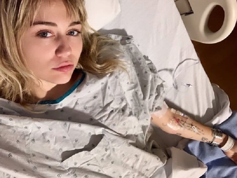Miley Cyrus: Die Sängerin liegt im Krankenhaus.