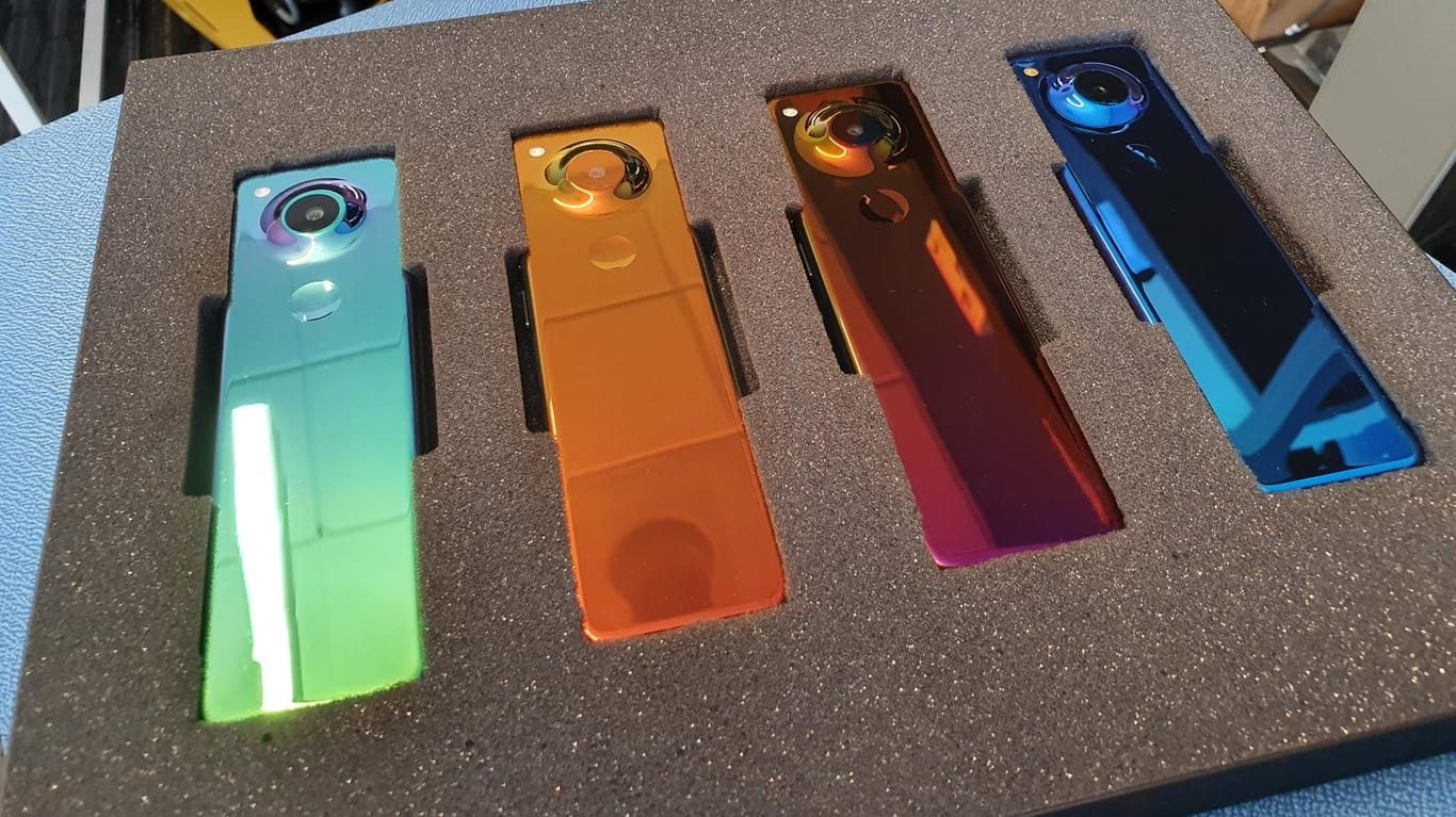 Vier Prototypen des neuen "Essential Gem" Smartphones liegen in einem Schutzkoffer: Die Rückseite schimmert in unterschiedlichen Farben.
