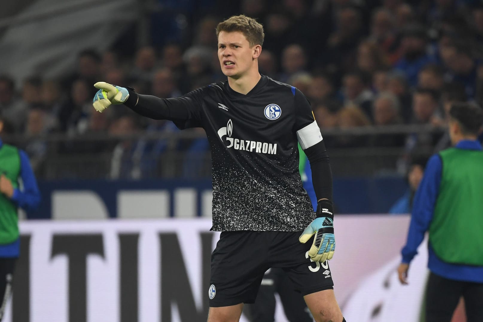 Der FC Schalke 04 hat seinem Torhüter Nübel ein neues Vertragsangebot vorgelegt.