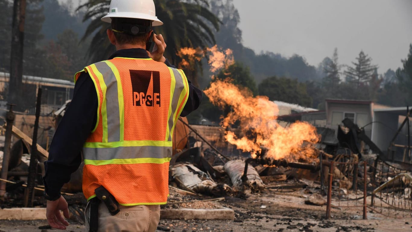 Ein Mitarbeiter von Pacific Gas & Electric bei einem Feuer in Kalifornien: Der Stromversorger wird wegen schlecht gewarteter Stromleitungen kritisiert. (Archivbild)