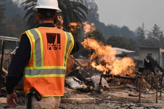 Ein Mitarbeiter von Pacific Gas & Electric bei einem Feuer in Kalifornien: Der Stromversorger wird wegen schlecht gewarteter Stromleitungen kritisiert. (Archivbild)