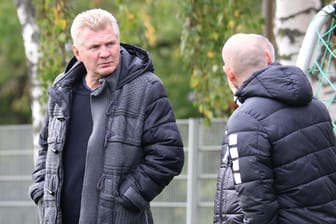 Neuer Arbeitsplatz: Stefan Effenberg im Grotenburg-Stadion in Krefeld. Rechts: Geschäftsführer Nikolas Weinhart.